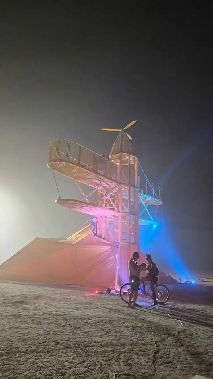 Световая инсталляция в пустыне на музыкальном фестивале Burning Man в США